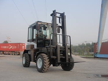​​Rough-Terrain Articulated Forklift​​ With heavy-duty tires and a reinforced frame, this forklift excels on construction sites, farms, and lumber yards. Its high ground clearance prevents obstacles from slowing it down.