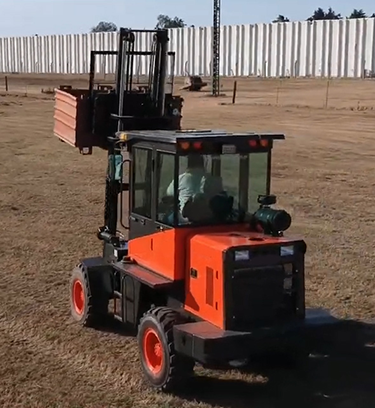 ​​Rough-Terrain Articulated Forklift​​ With heavy-duty tires and a reinforced frame, this forklift excels on construction sites, farms, and lumber yards. Its high ground clearance prevents obstacles from slowing it down.