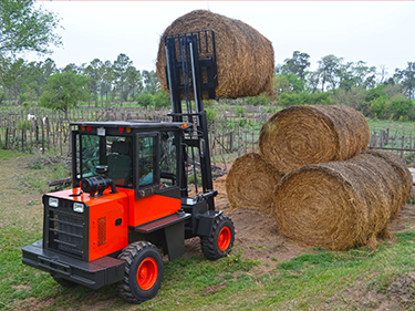 ​​Rough-Terrain Articulated Forklift​​ With heavy-duty tires and a reinforced frame, this forklift excels on construction sites, farms, and lumber yards. Its high ground clearance prevents obstacles from slowing it down.