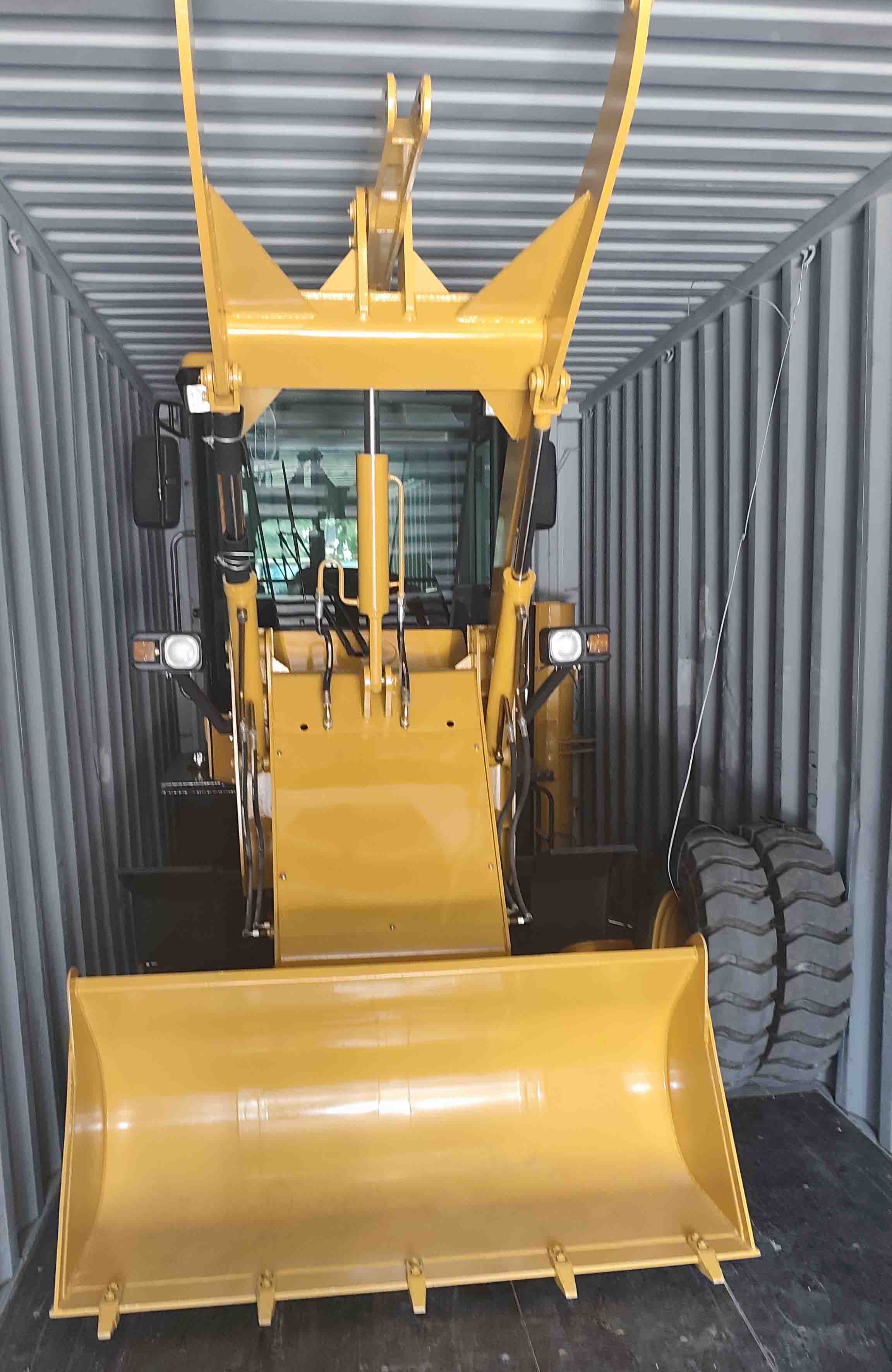 Carga de una cargadora de ruedas en un contenedor de 40HQ.