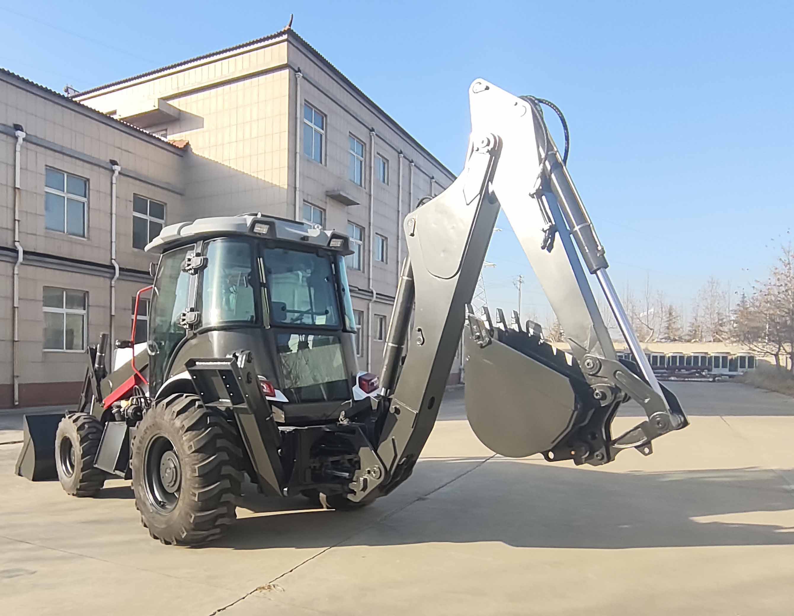 Компактный экскаватор-погрузчик для небольших работ