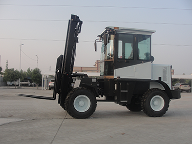 ​​Rough-Terrain Articulated Forklift​​ With heavy-duty tires and a reinforced frame, this forklift excels on construction sites, farms, and lumber yards. Its high ground clearance prevents obstacles from slowing it down.