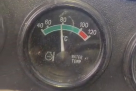 ¿Cómo arreglar el indicador de temperatura del agua de la cargadora atascado al máximo o muerto en cero?