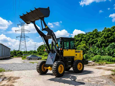 ZT926 pequena carregadeira de rodas com caçamba pesada trabalhando em clima quente.
