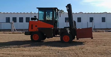 ​​Rough-Terrain Articulated Forklift​​ With heavy-duty tires and a reinforced frame, this forklift excels on construction sites, farms, and lumber yards. Its high ground clearance prevents obstacles from slowing it down.