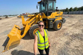 Le partenaire mondial de ZT MACHINE affiche un large sourire avec une chargeuse sur pneus 928, illustrant la fiabilité et le professionnalisme des équipements de construction vendus directement par l'usine pour le marché latino-américain.