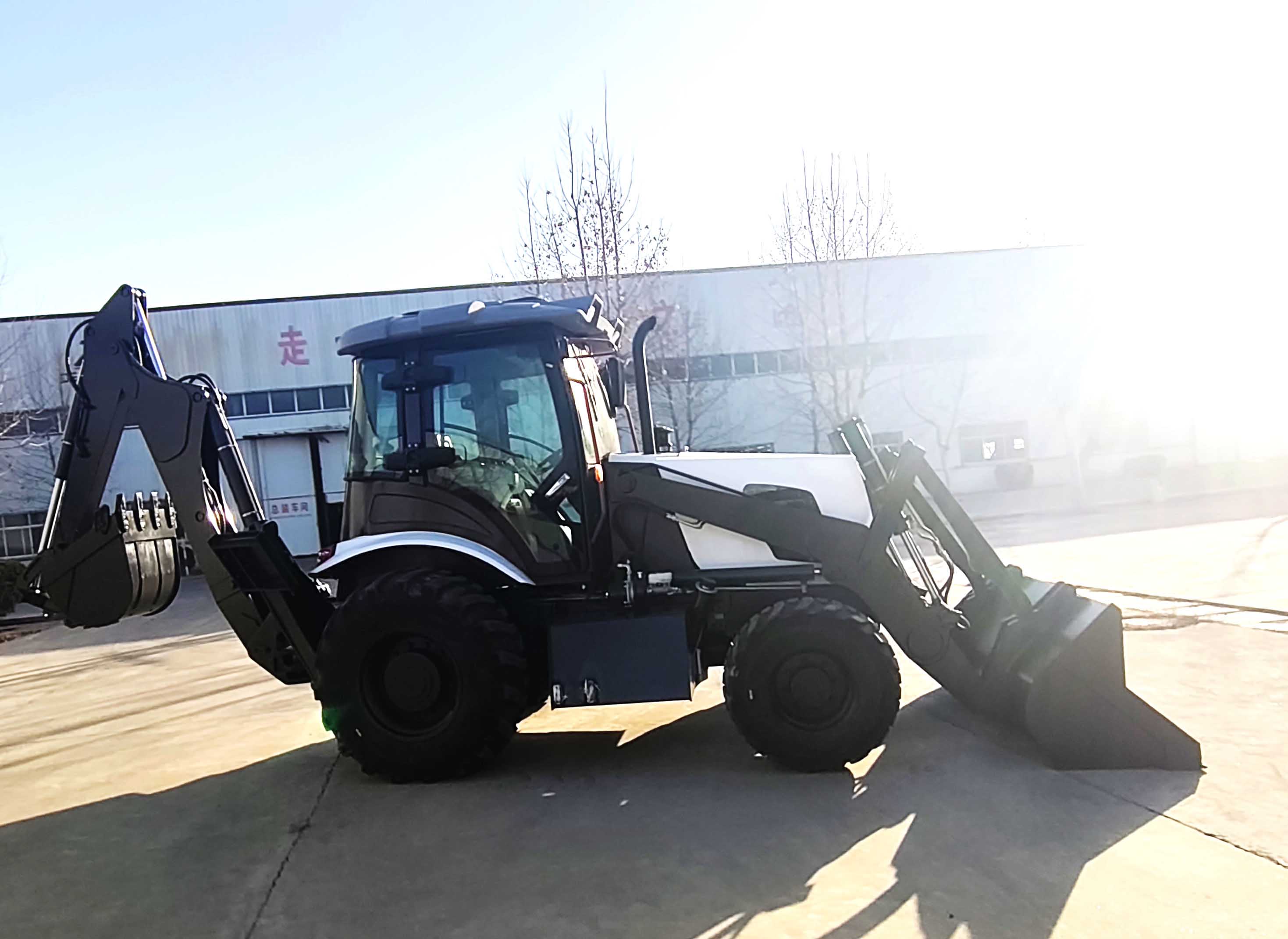 Компактный экскаватор-погрузчик для небольших работ