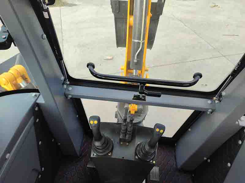 Компактный экскаватор-погрузчик для небольших работ