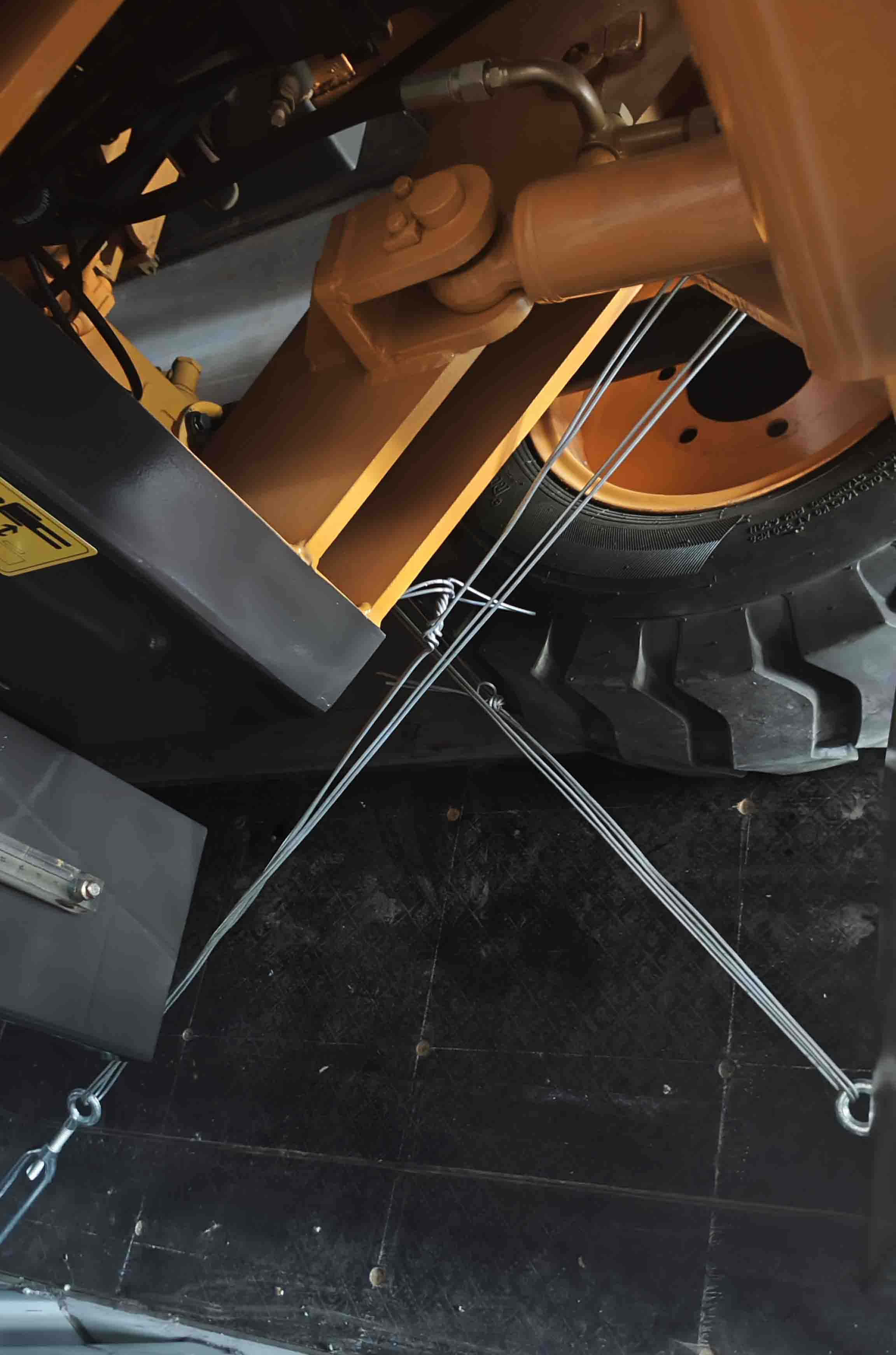 Sujeción segura con alambre para el transporte de contenedores