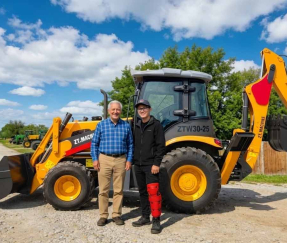 Giao hàng thành công: Khách hàng nhận bàn giao máy xúc lật ZT MACHINE mới của mình.